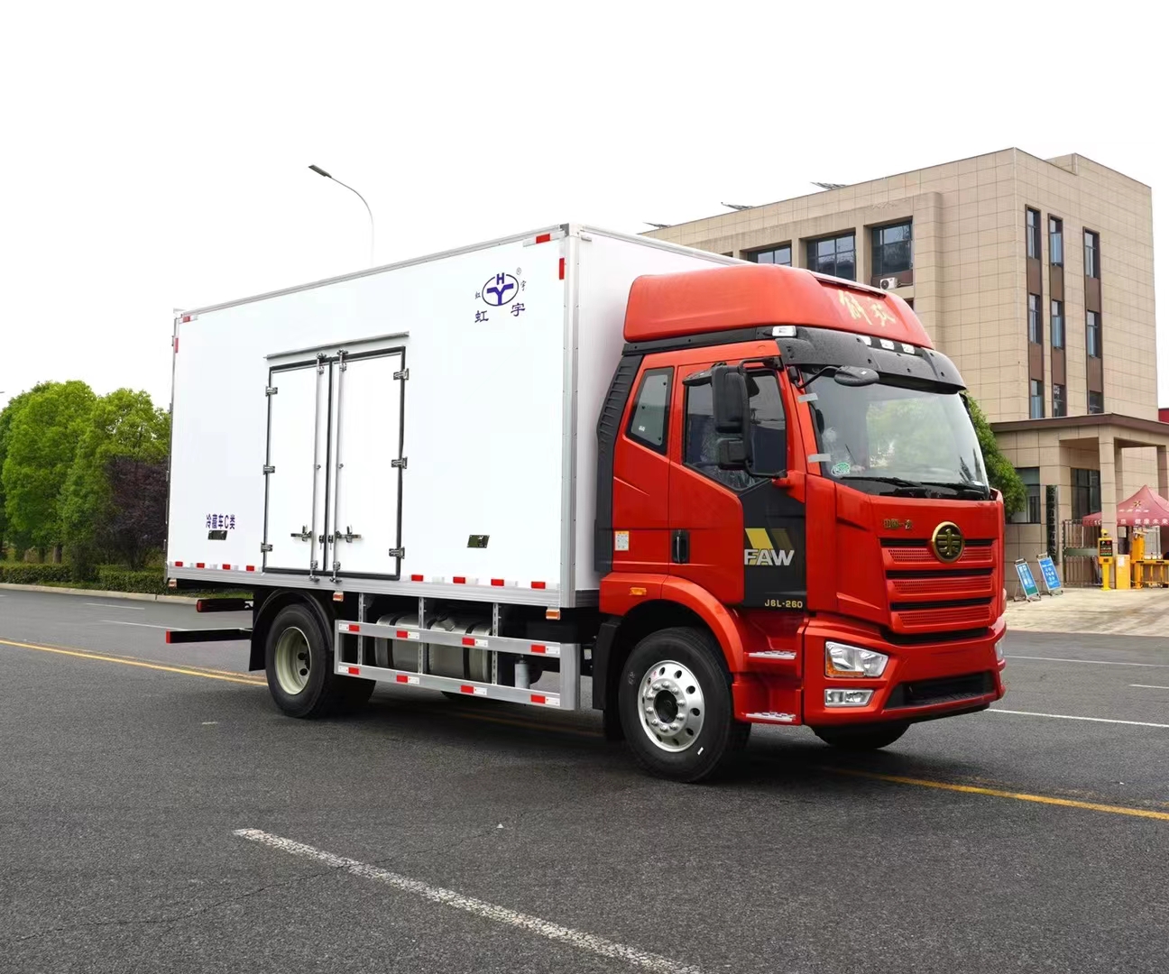 解放J6L精英版高頂雙臥新款5米8冷藏車